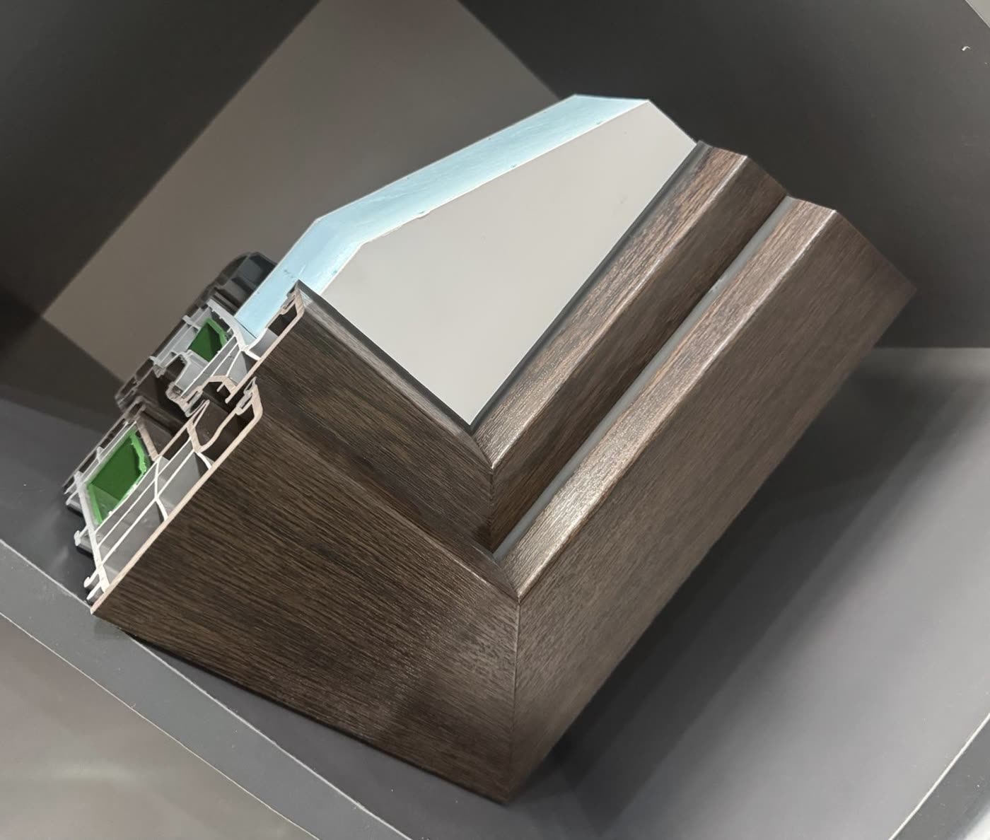 Fenetre posee sur une facade renovee