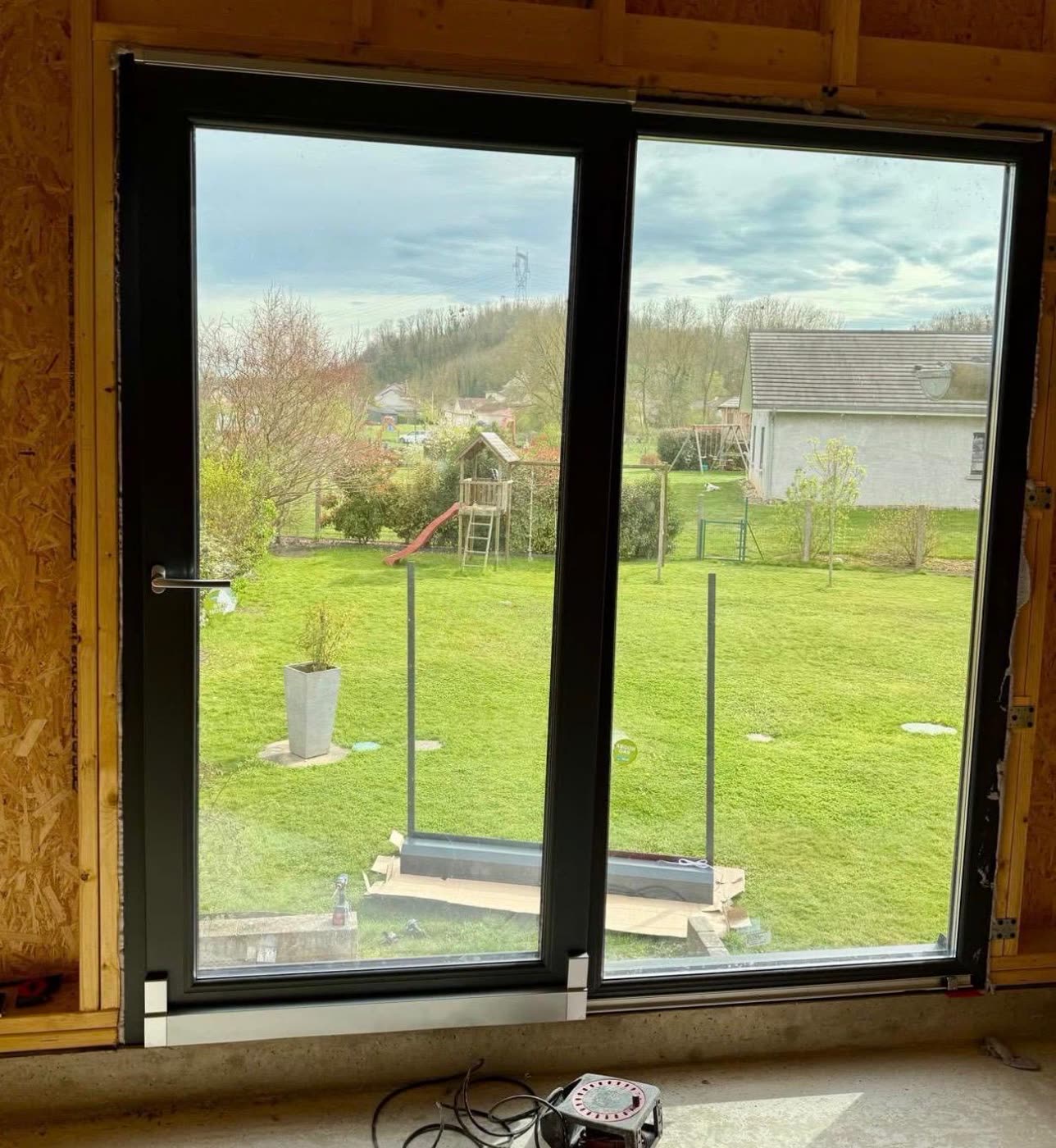 Menuiserie aluminium sur une baie