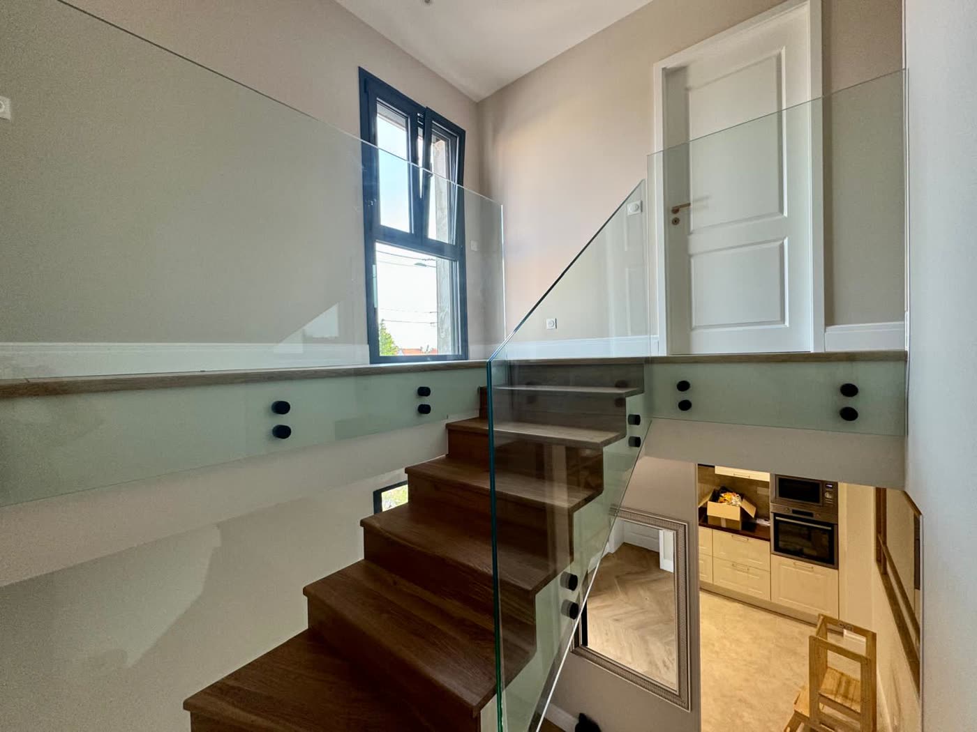 Garde-corps en verre pose sur un chantier