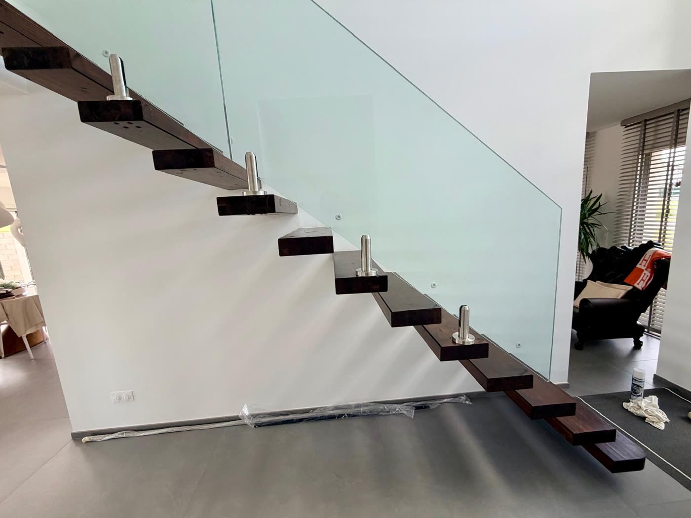 Garde-corps en verre sur un escalier