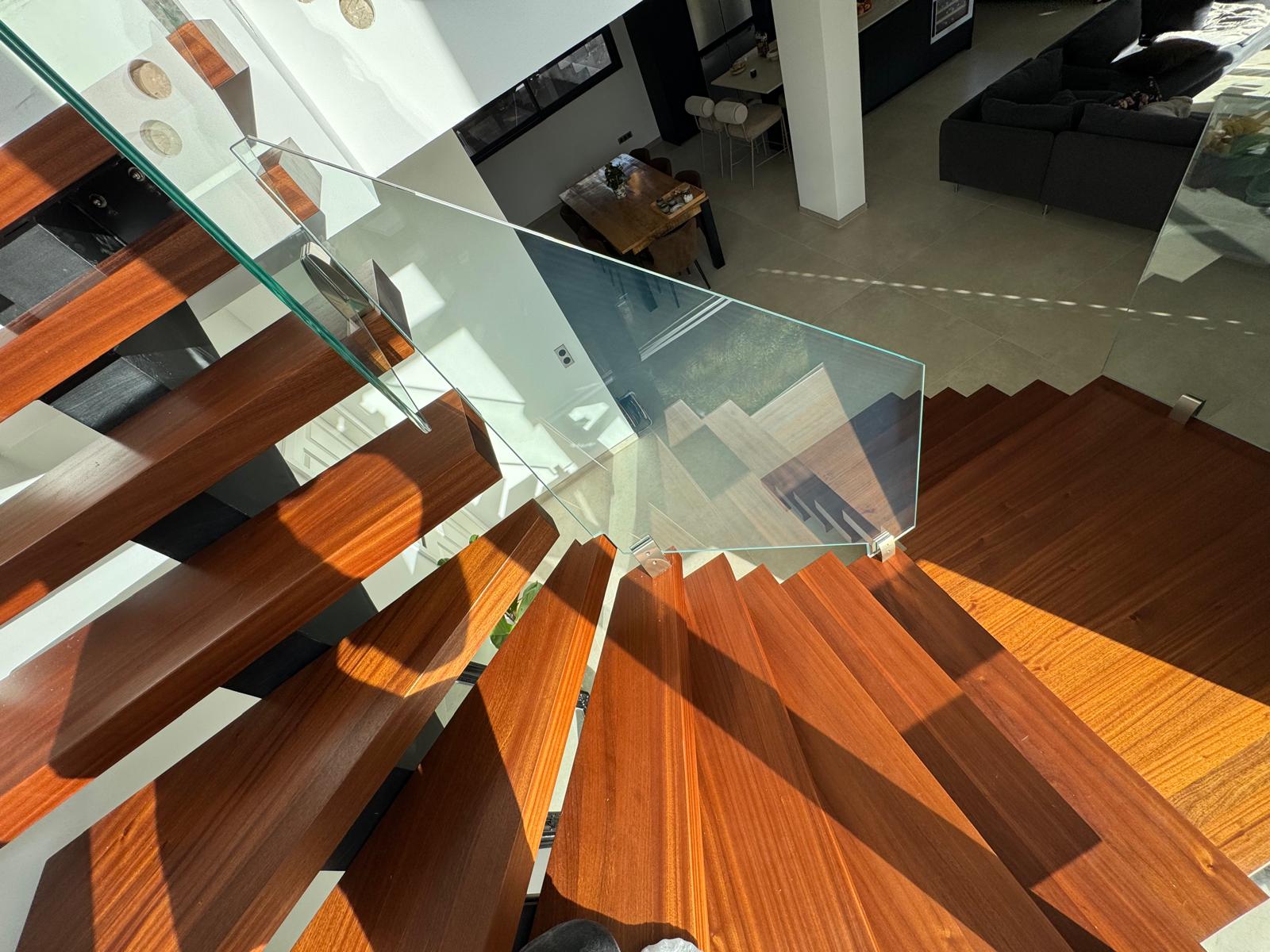 Garde-corps en verre sur un escalier interieur