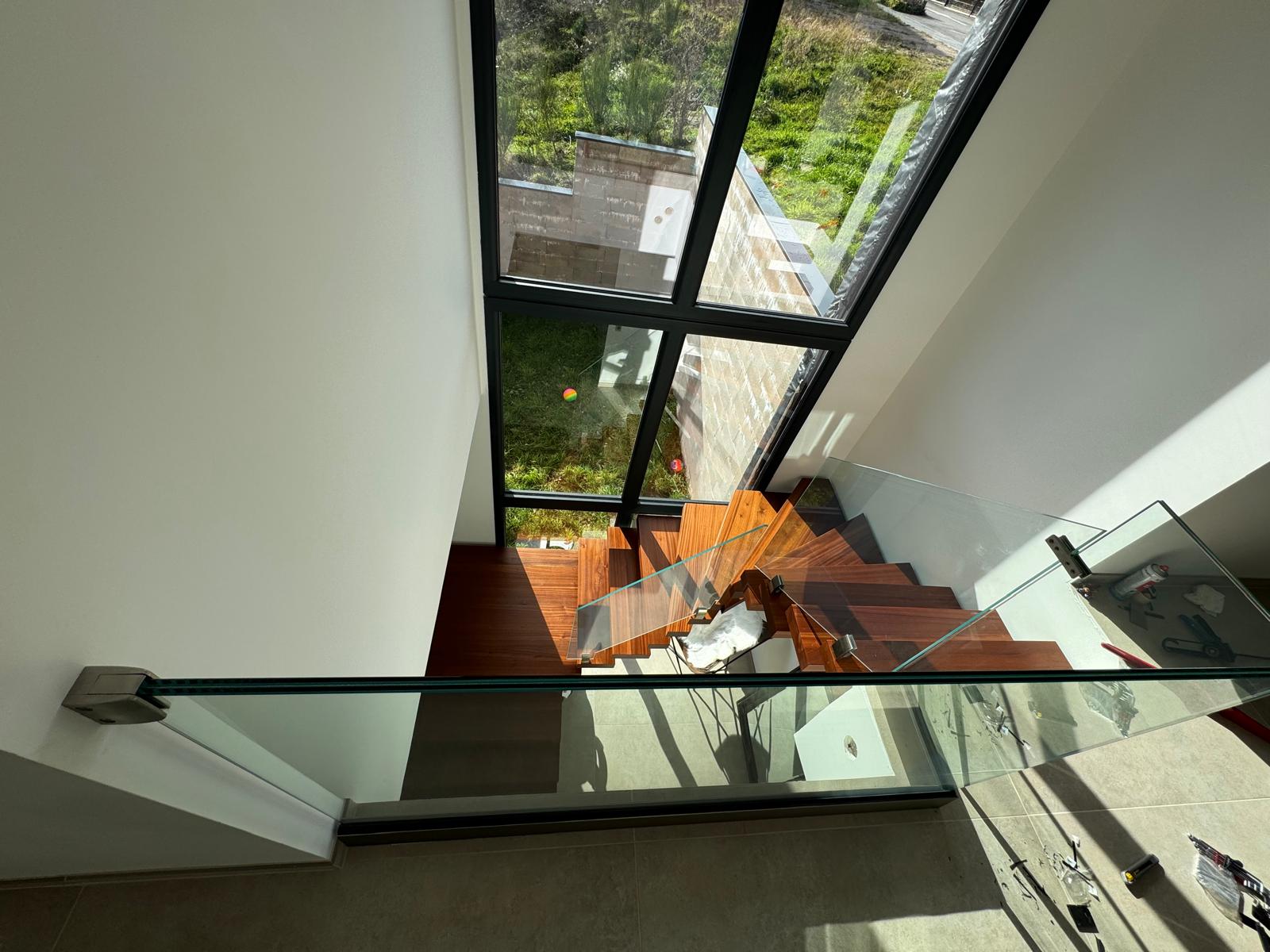 Garde-corps en verre sur une terrasse d etage