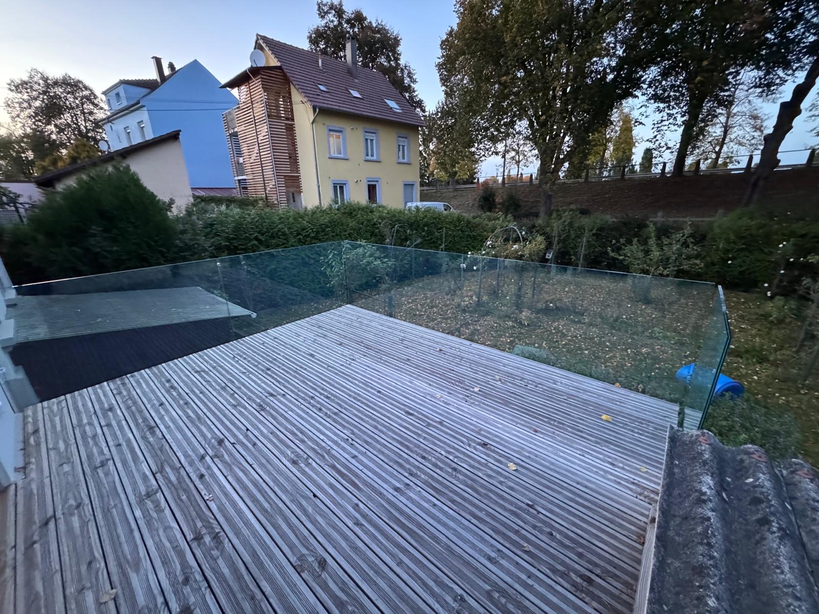Garde-corps en verre le long d un balcon