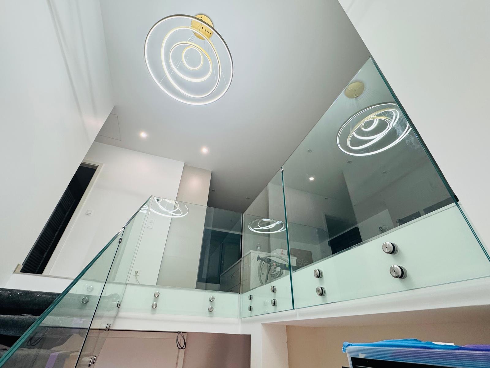 Garde-corps en verre sur un palier de mezzanine