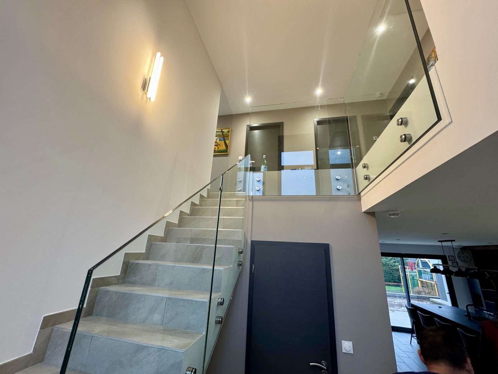 Garde-corps en verre sur un escalier exterieur