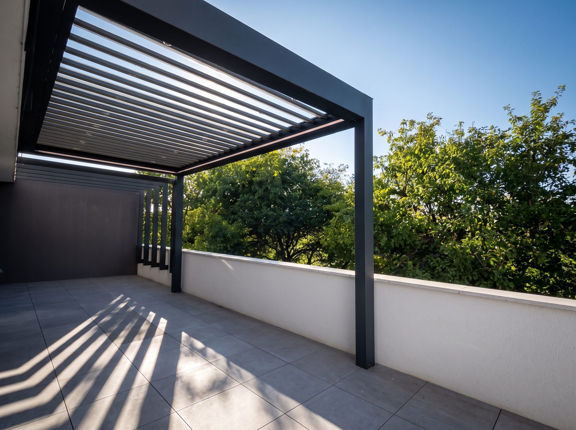 Pergola bioclimatique en aluminium, réalisation 13