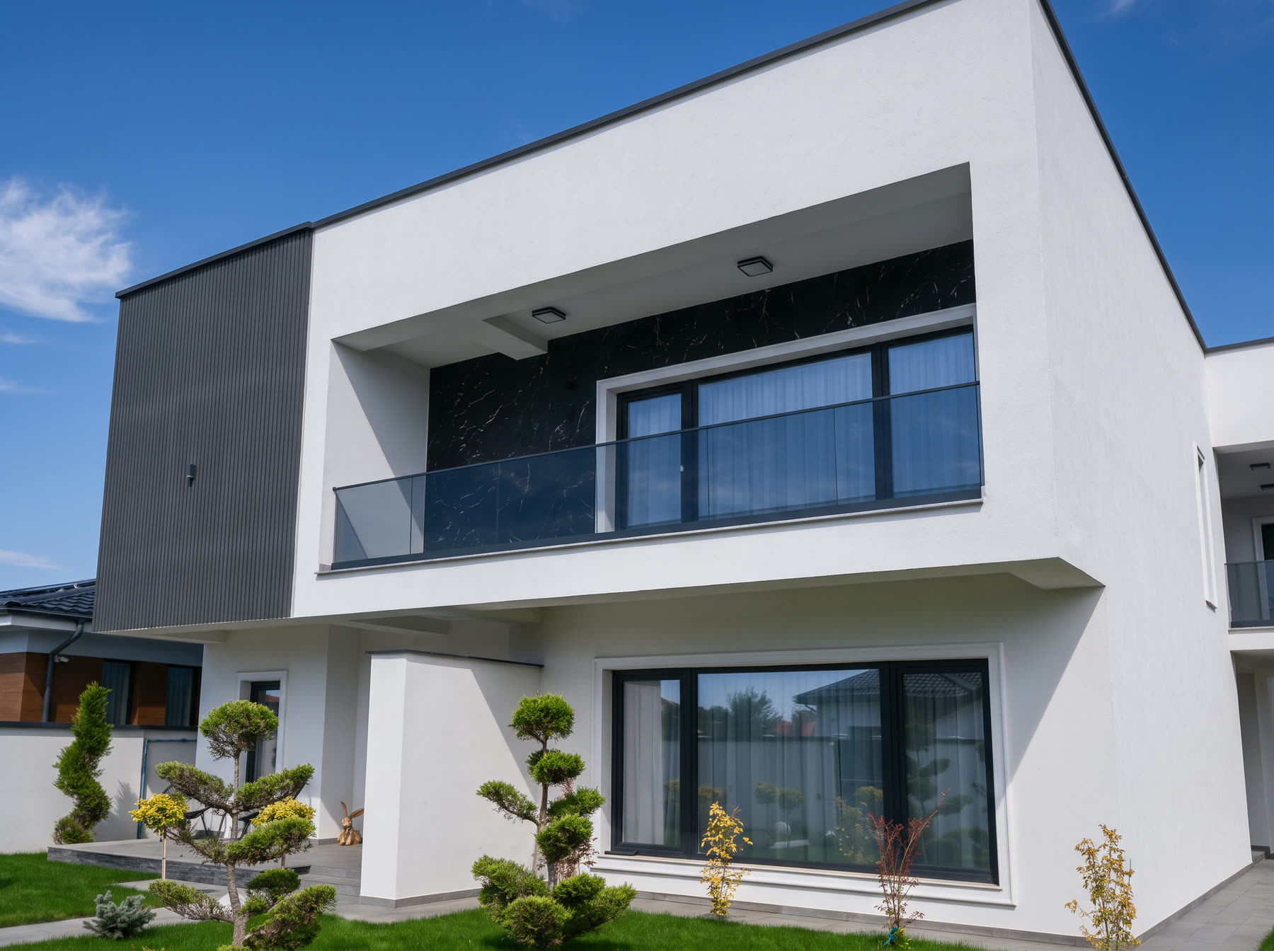 Maison contemporaine, garde-corps en verre sur la terrasse d etage