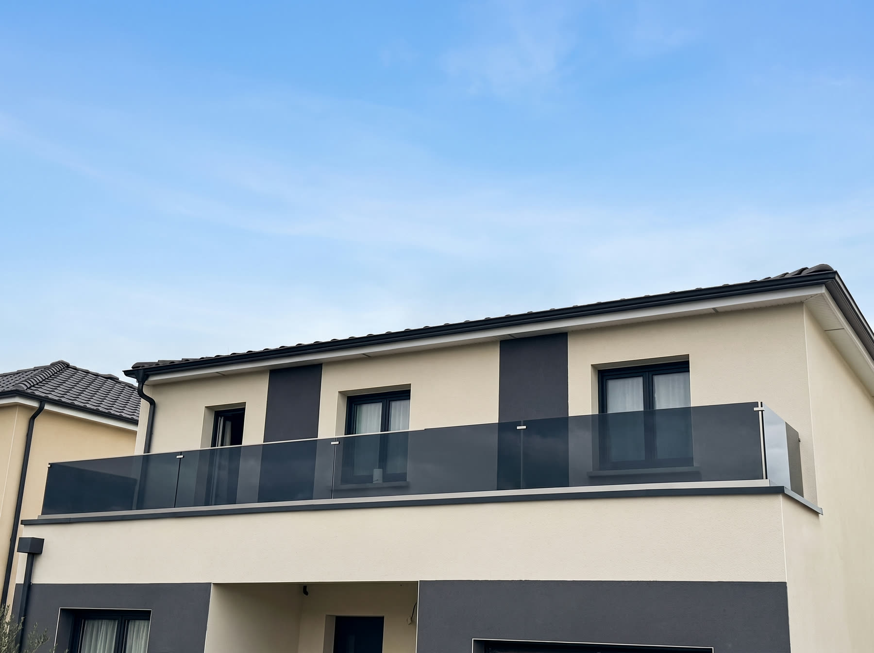 Longue portee de garde-corps en verre le long d une terrasse d etage