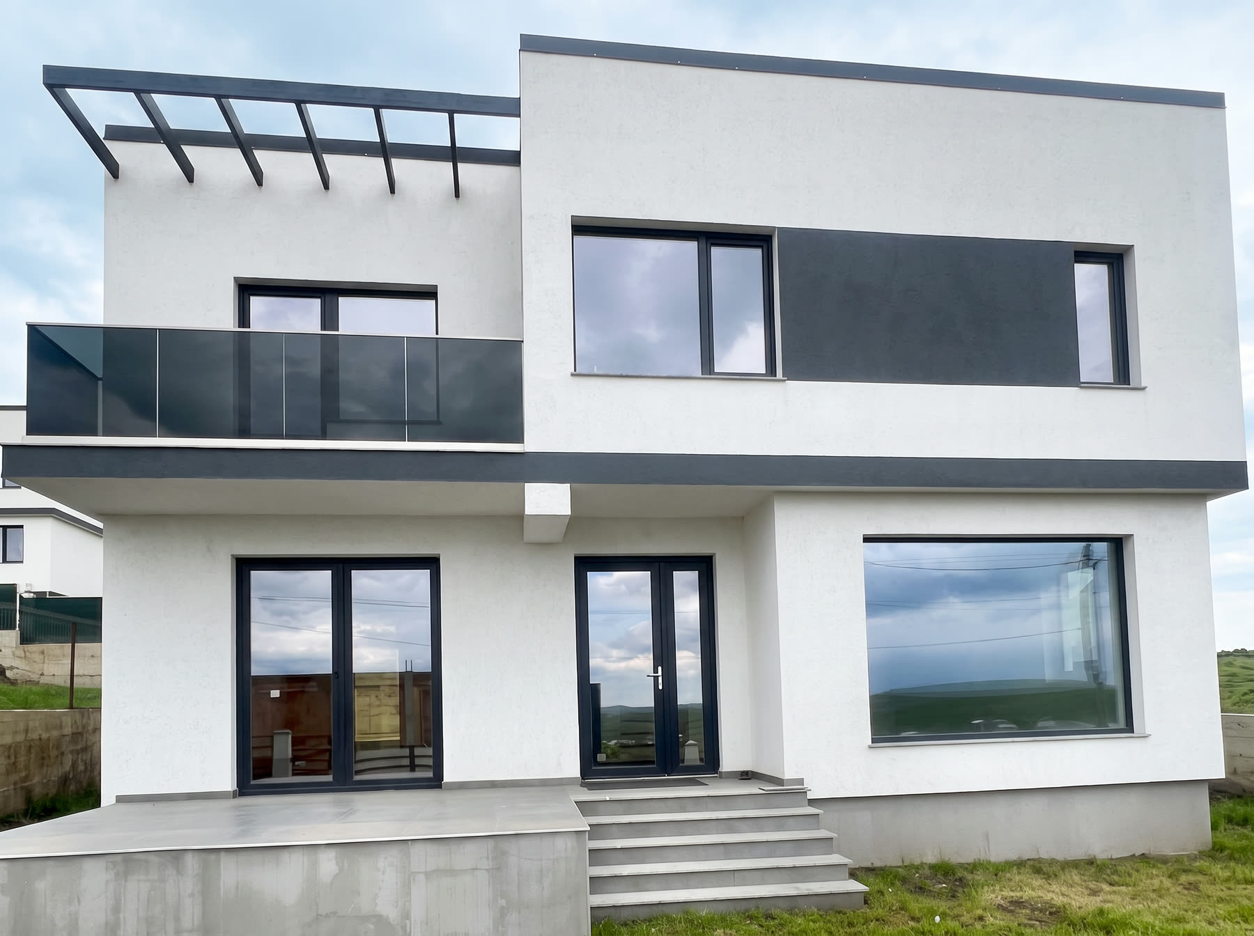 Balcon et terrasse d une maison contemporaine, garde-corps en verre fume