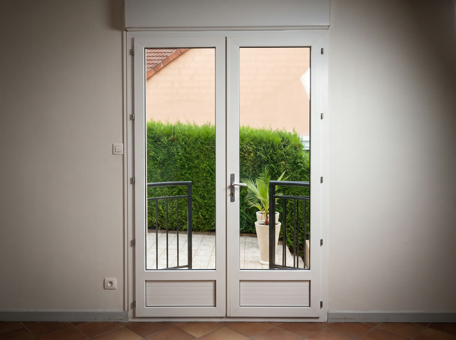 Ancienne porte-fenetre en PVC blanc, avant remplacement