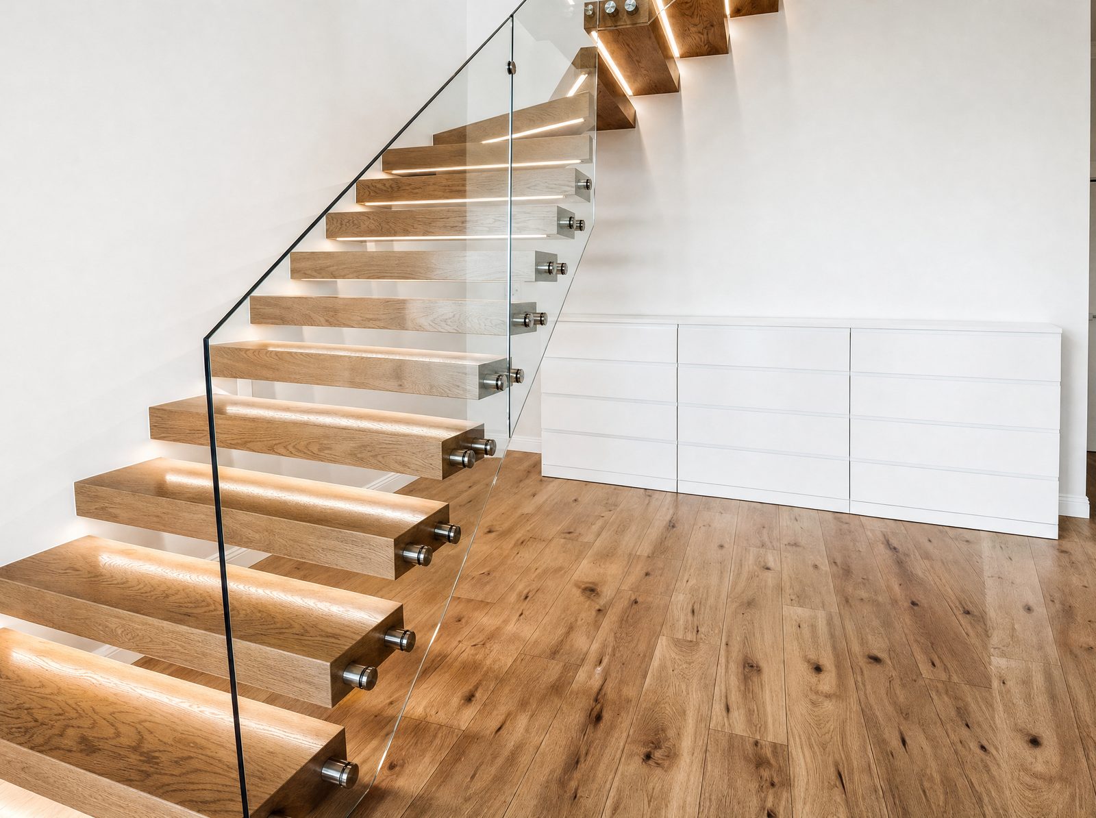 Escalier a marches suspendues, garde-corps en verre clair sur fixations inox